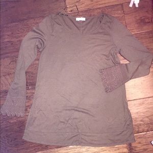 Altar’d State olive green tunic SM sleeve detail